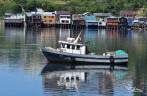 Barco ancorado na baía de Castro, a capital e maior cidade da ilha de Chiloé, no sul do Chile